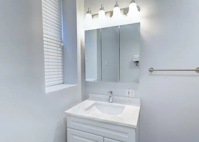 3 Flat Building Downtown - With Private Patios Apartment *